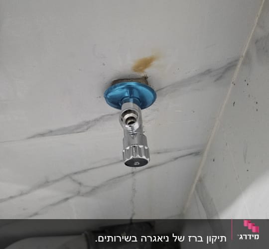 התקנת ברז ניל זוויתי על קיר קרמיקה דמוי שיש
